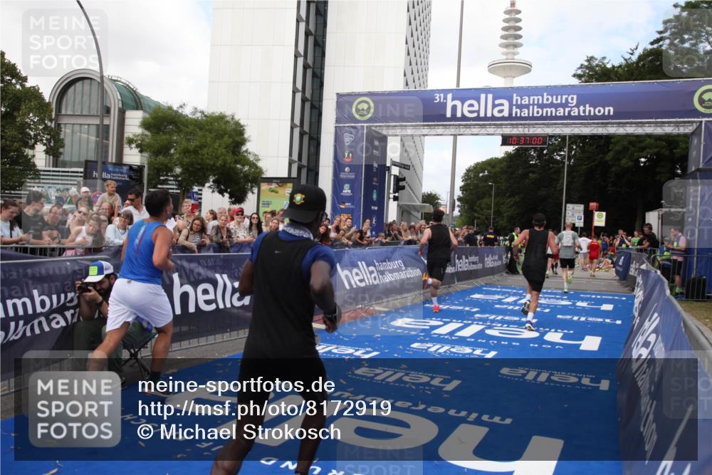 29.06.2025 - hella hamburg halbmarathon Michael Strokosch http://msf.ph/oto/8172919 29.06.2025 10:36:59 Ziel 3959, 5307, 7310, 11620, 13141, 14691, 18384 meine-sportfotos.de