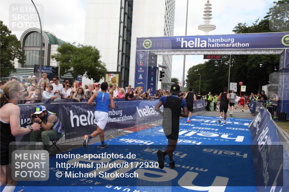 29.06.2025 - hella hamburg halbmarathon Michael Strokosch http://msf.ph/oto/8172930 29.06.2025 10:36:59 Ziel 3959, 5307, 7310, 11620, 13141, 14691, 18384 meine-sportfotos.de