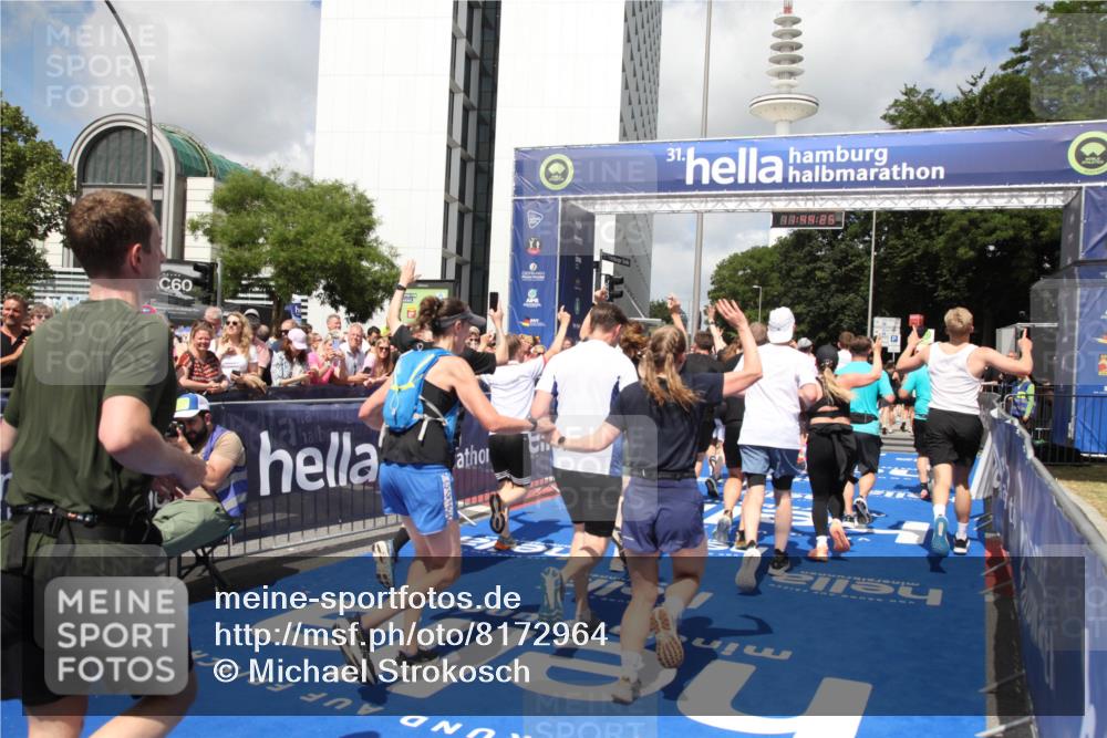 29.06.2025 - hella hamburg halbmarathon Michael Strokosch http://msf.ph/oto/8172964 29.06.2025 11:44:22 Ziel 2299, 3882, 3883, 3884, 6137, 7244, 8582, 8745, 8967, 9455, 11479, 11513, 11514, 11550, 11826, 13018, 13030, 13848, 13861, 14127, 14937, 15030, 15452, 15453, 15617, 15618, 16582, 16706, 18400, 18401, 18888 meine-sportfotos.de
