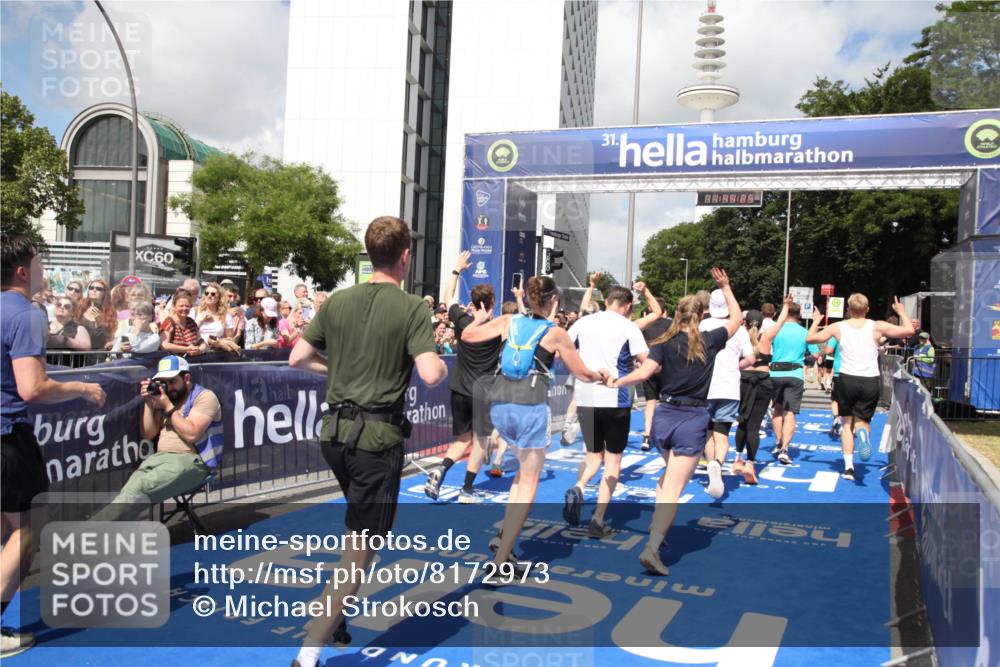 29.06.2025 - hella hamburg halbmarathon Michael Strokosch http://msf.ph/oto/8172973 29.06.2025 11:44:23 Ziel 2299, 3607, 3882, 3883, 3884, 4612, 7244, 8582, 8745, 8967, 9455, 11479, 11513, 11514, 11550, 11826, 13018, 13030, 13848, 13861, 14127, 14937, 15030, 15617, 15618, 16582, 16706, 18400, 18401, 18888 meine-sportfotos.de