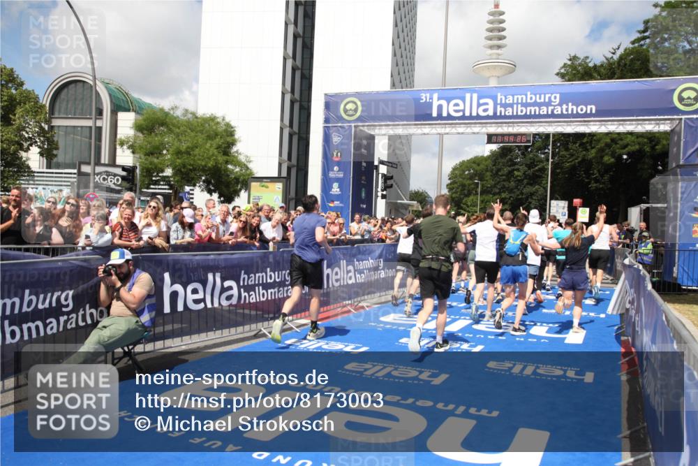 29.06.2025 - hella hamburg halbmarathon Michael Strokosch http://msf.ph/oto/8173003 29.06.2025 11:44:24 Ziel 2299, 3607, 3882, 3883, 3884, 4612, 6112, 7244, 8582, 8745, 8967, 11513, 11514, 11550, 11826, 13018, 13030, 13848, 13861, 14127, 14937, 15030, 15617, 15618, 16582, 16706, 18400, 18401, 18872, 18888 meine-sportfotos.de