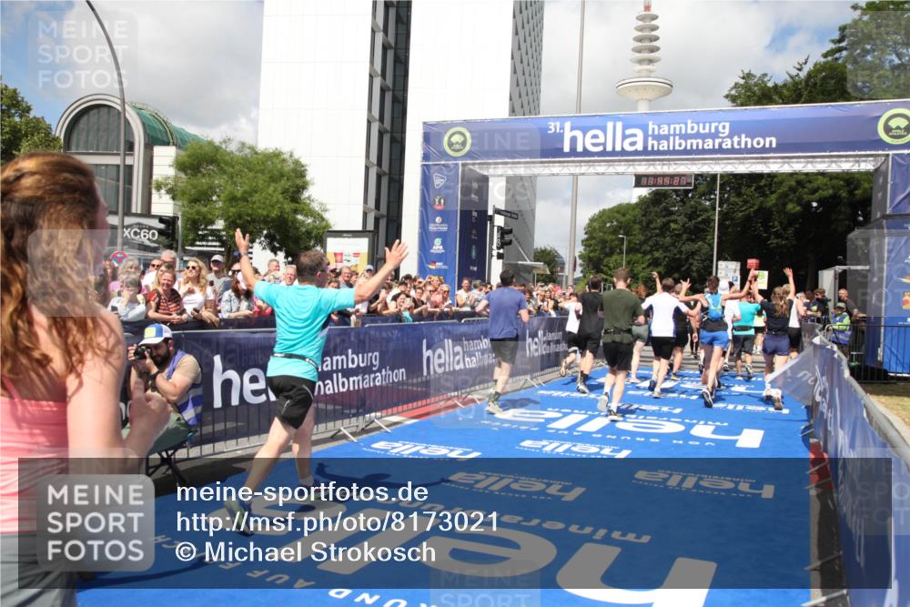 29.06.2025 - hella hamburg halbmarathon Michael Strokosch http://msf.ph/oto/8173021 29.06.2025 11:44:25 Ziel 2299, 3607, 3882, 3883, 3884, 4612, 6112, 6866, 8582, 8967, 11513, 11514, 11550, 11826, 13018, 13030, 13848, 13861, 14127, 14937, 15030, 15617, 15618, 15715, 16582, 16706, 18400, 18401, 18872, 18888 meine-sportfotos.de