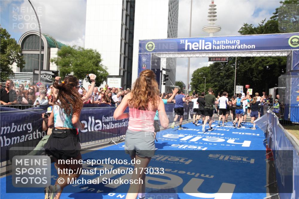 29.06.2025 - hella hamburg halbmarathon Michael Strokosch http://msf.ph/oto/8173033 29.06.2025 11:44:26 Ziel 1721, 2299, 3607, 3882, 3883, 3884, 4612, 6112, 6866, 8582, 8967, 10617, 11513, 11514, 11550, 11826, 13018, 13030, 13848, 13861, 14127, 15617, 15618, 15715, 16582, 16706, 17203, 17368, 18400, 18401, 18872, 18888 meine-sportfotos.de