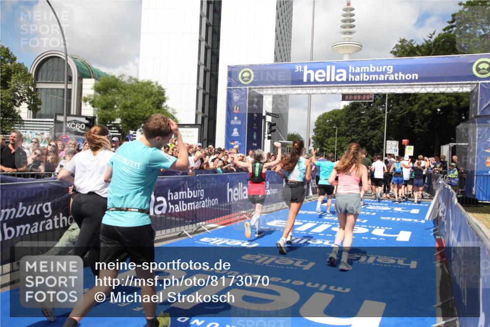 29.06.2025 - hella hamburg halbmarathon Michael Strokosch http://msf.ph/oto/8173070 29.06.2025 11:44:27 Ziel 1337, 1721, 2299, 3607, 3882, 3883, 3884, 4612, 6112, 6866, 8582, 8967, 10617, 11229, 11513, 11826, 13018, 13030, 13848, 13861, 14127, 15617, 15618, 15715, 16582, 16706, 17203, 17368, 18400, 18401, 18872, 18888 meine-sportfotos.de