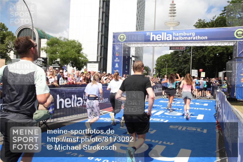 29.06.2025 - hella hamburg halbmarathon Michael Strokosch http://msf.ph/oto/8173092 29.06.2025 11:44:28 Ziel 1337, 1721, 2299, 3607, 3883, 3884, 4612, 6112, 6866, 8582, 10617, 11229, 11826, 13018, 13848, 14127, 15617, 15618, 15715, 16449, 16450, 16706, 17203, 17368, 18400, 18401, 18872, 18888 meine-sportfotos.de