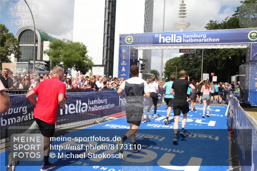 29.06.2025 - hella hamburg halbmarathon Michael Strokosch http://msf.ph/oto/8173110 29.06.2025 11:44:29 Ziel 1337, 1721, 1961, 2299, 3607, 3884, 4612, 6112, 6866, 8582, 10617, 11229, 11826, 12409, 13018, 14127, 15715, 16449, 16450, 16782, 17203, 17368, 18400, 18401, 18872, 18888 meine-sportfotos.de