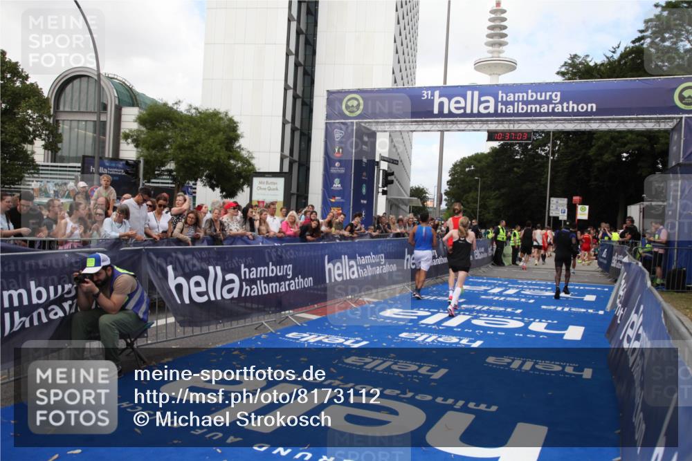 29.06.2025 - hella hamburg halbmarathon Michael Strokosch http://msf.ph/oto/8173112 29.06.2025 10:37:01 Ziel 1385, 1411, 3959, 5307, 5315, 11620, 13141, 14691, 18384 meine-sportfotos.de