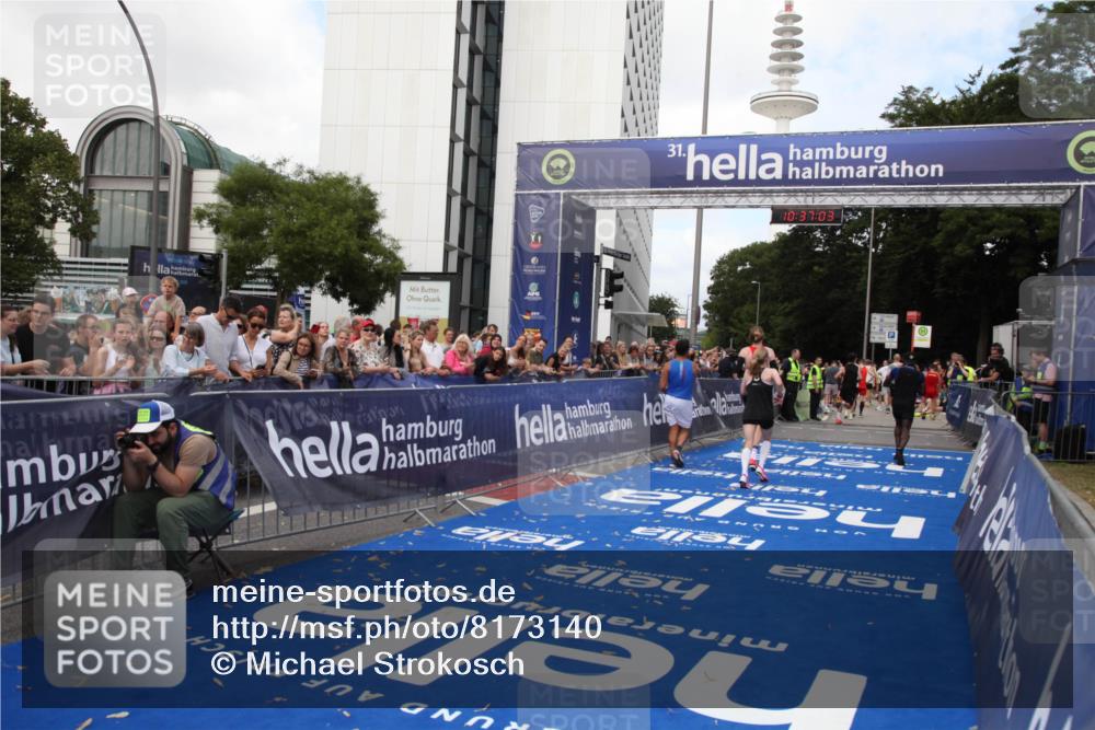 29.06.2025 - hella hamburg halbmarathon Michael Strokosch http://msf.ph/oto/8173140 29.06.2025 10:37:02 Ziel 1385, 1411, 3959, 5307, 5315, 11620, 14691, 15261, 17024, 17125, 18384 meine-sportfotos.de