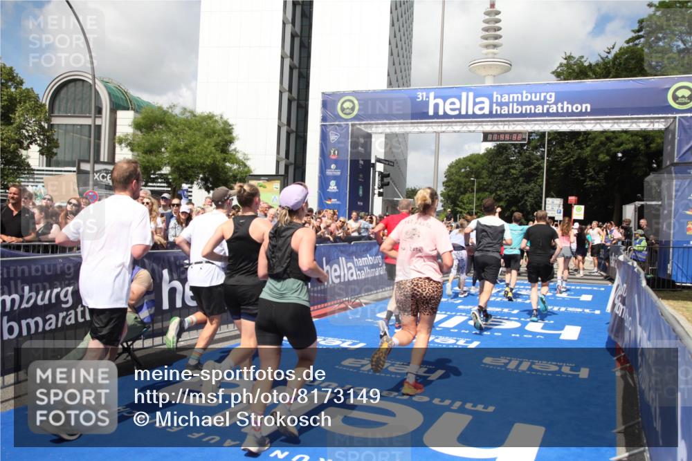 29.06.2025 - hella hamburg halbmarathon Michael Strokosch http://msf.ph/oto/8173149 29.06.2025 11:44:30 Ziel 1337, 1721, 1961, 2299, 3607, 3884, 4612, 6112, 6363, 6866, 7431, 9009, 10617, 11229, 12318, 12409, 13018, 14127, 15715, 16449, 16450, 16782, 17203, 17368, 18872 meine-sportfotos.de
