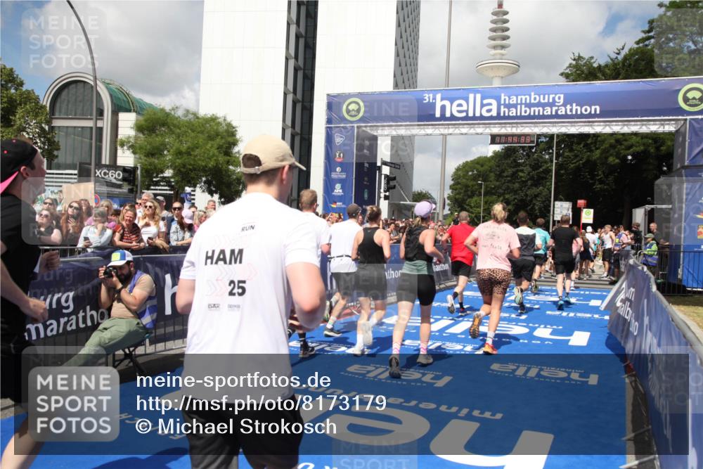 29.06.2025 - hella hamburg halbmarathon Michael Strokosch http://msf.ph/oto/8173179 29.06.2025 11:44:31 Ziel 1337, 1721, 1961, 3607, 3884, 4612, 6112, 6363, 6866, 7431, 9009, 10617, 11229, 12318, 12409, 13577, 15715, 16449, 16450, 16782, 17203, 17368, 18872 meine-sportfotos.de