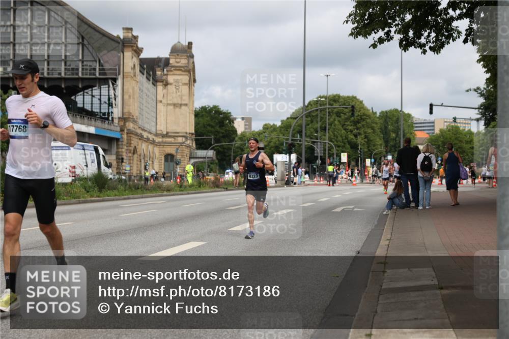 29.06.2025 - hella hamburg halbmarathon Yannick Fuchs http://msf.ph/oto/8173186 29.06.2025 10:25:21 20KM 2689, 5308, 8190, 8318, 8323, 9634, 10173, 10270, 12049, 12691, 15253, 15507, 16713, 17768 meine-sportfotos.de