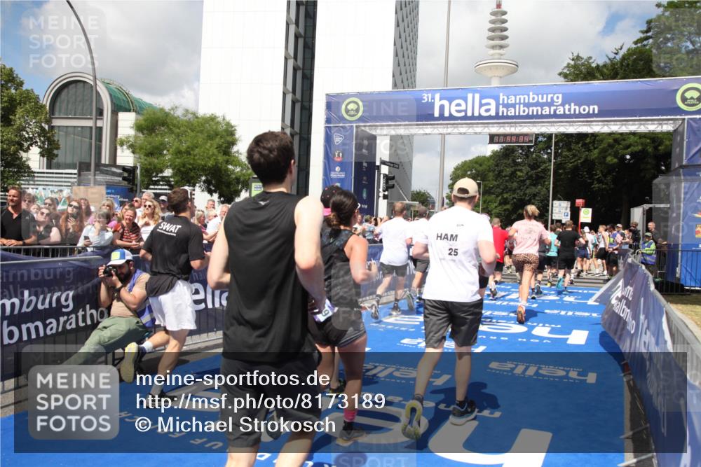 29.06.2025 - hella hamburg halbmarathon Michael Strokosch http://msf.ph/oto/8173189 29.06.2025 11:44:32 Ziel 1337, 1721, 1961, 3607, 4612, 6112, 6363, 6866, 7431, 9009, 10617, 11229, 12318, 12409, 13577, 15715, 16449, 16450, 16782, 17203, 17368, 18872 meine-sportfotos.de