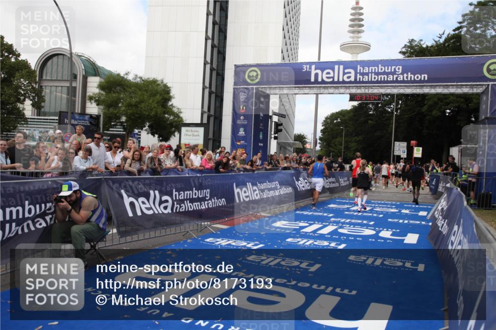 29.06.2025 - hella hamburg halbmarathon Michael Strokosch http://msf.ph/oto/8173193 29.06.2025 10:37:02 Ziel 1385, 1411, 3959, 5307, 5315, 11620, 14691, 15261, 17024, 17125, 18384 meine-sportfotos.de