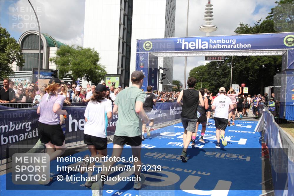 29.06.2025 - hella hamburg halbmarathon Michael Strokosch http://msf.ph/oto/8173239 29.06.2025 11:44:33 Ziel 1337, 1721, 1961, 6112, 6363, 6866, 7431, 9009, 10617, 11229, 12318, 12409, 13577, 15715, 16449, 16450, 16782, 17203, 17368, 18872 meine-sportfotos.de