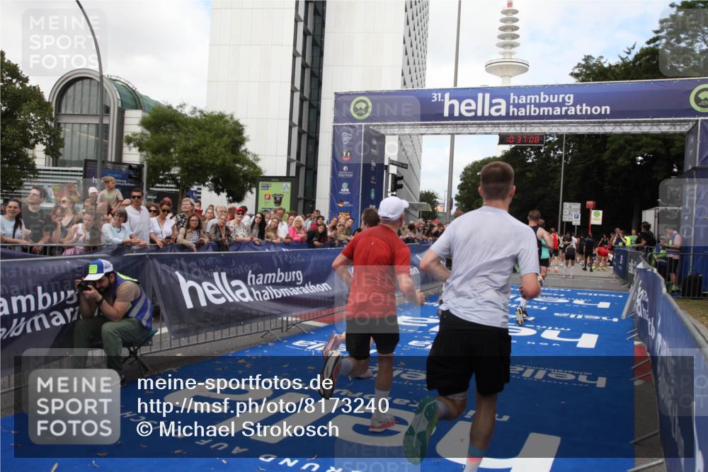 29.06.2025 - hella hamburg halbmarathon Michael Strokosch http://msf.ph/oto/8173240 29.06.2025 10:37:07 Ziel 1385, 1411, 5315, 6123, 6458, 7482, 10738, 11120, 15261, 15410, 16992, 17024, 17125, 17658 meine-sportfotos.de