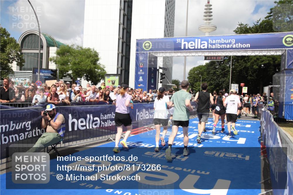 29.06.2025 - hella hamburg halbmarathon Michael Strokosch http://msf.ph/oto/8173266 29.06.2025 11:44:34 Ziel 1337, 1721, 1961, 6250, 6363, 6866, 7431, 9009, 10617, 11229, 12318, 12409, 13577, 15715, 16449, 16450, 16782, 17203, 17368 meine-sportfotos.de