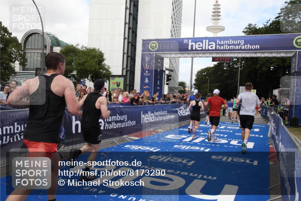 29.06.2025 - hella hamburg halbmarathon Michael Strokosch http://msf.ph/oto/8173290 29.06.2025 10:37:08 Ziel 1385, 1411, 5315, 6123, 6458, 7482, 9178, 10738, 11120, 15261, 15410, 16992, 17024, 17125, 17658 meine-sportfotos.de