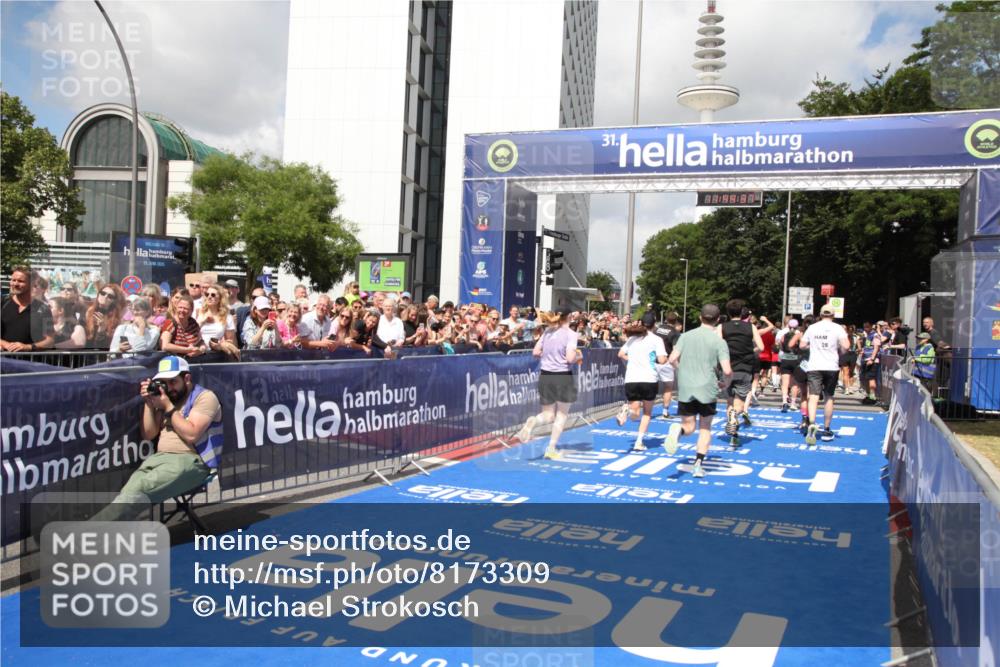 29.06.2025 - hella hamburg halbmarathon Michael Strokosch http://msf.ph/oto/8173309 29.06.2025 11:44:35 Ziel 1337, 1721, 1961, 6250, 6363, 7350, 7431, 9009, 10617, 11087, 11229, 12318, 12409, 13577, 16449, 16450, 16782, 17203, 17368 meine-sportfotos.de