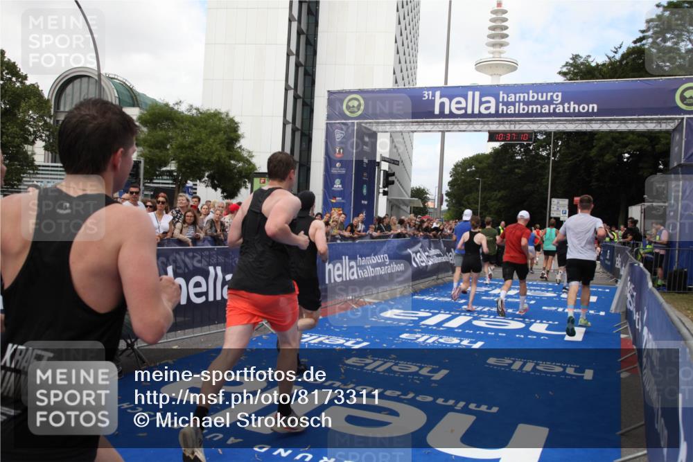 29.06.2025 - hella hamburg halbmarathon Michael Strokosch http://msf.ph/oto/8173311 29.06.2025 10:37:08 Ziel 1385, 1411, 5315, 6123, 6458, 7482, 9178, 10738, 11120, 15261, 15410, 16992, 17024, 17125, 17658 meine-sportfotos.de