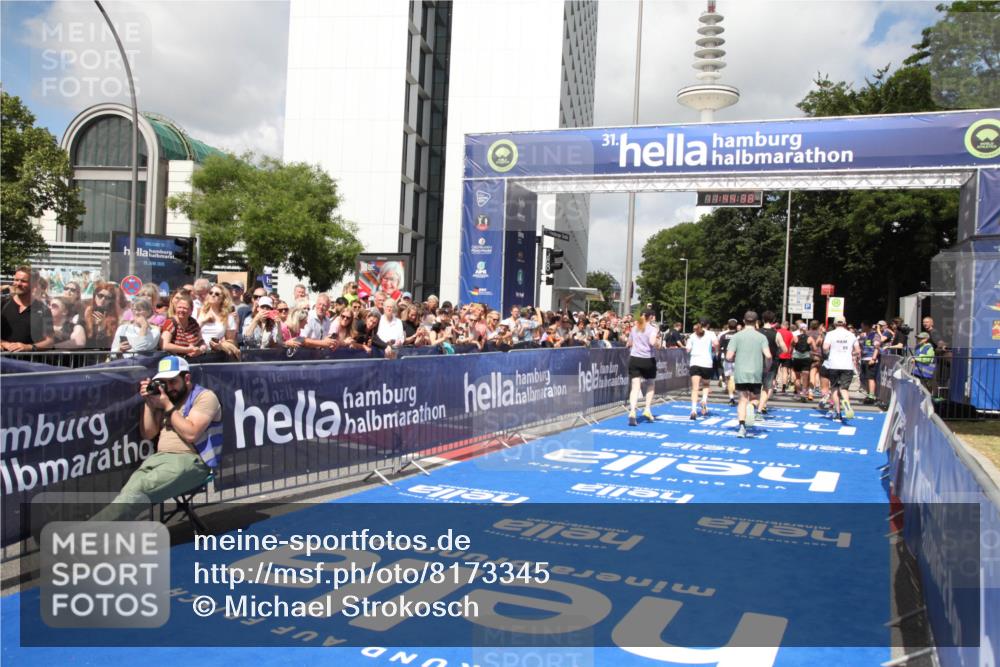 29.06.2025 - hella hamburg halbmarathon Michael Strokosch http://msf.ph/oto/8173345 29.06.2025 11:44:36 Ziel 1337, 1961, 5229, 5876, 6250, 6363, 7350, 7431, 9009, 11087, 11229, 12318, 12409, 13577, 16449, 16450, 16782 meine-sportfotos.de