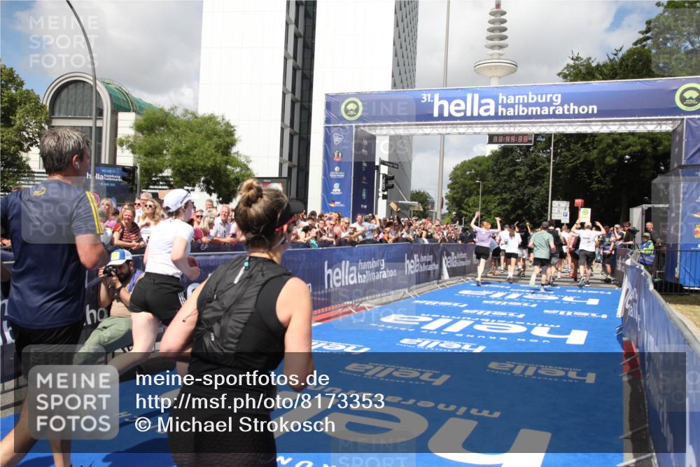 29.06.2025 - hella hamburg halbmarathon Michael Strokosch http://msf.ph/oto/8173353 29.06.2025 11:44:37 Ziel 1961, 5229, 5876, 6250, 6363, 7350, 7431, 9009, 11087, 12318, 12409, 13577, 16449, 16450, 16782 meine-sportfotos.de