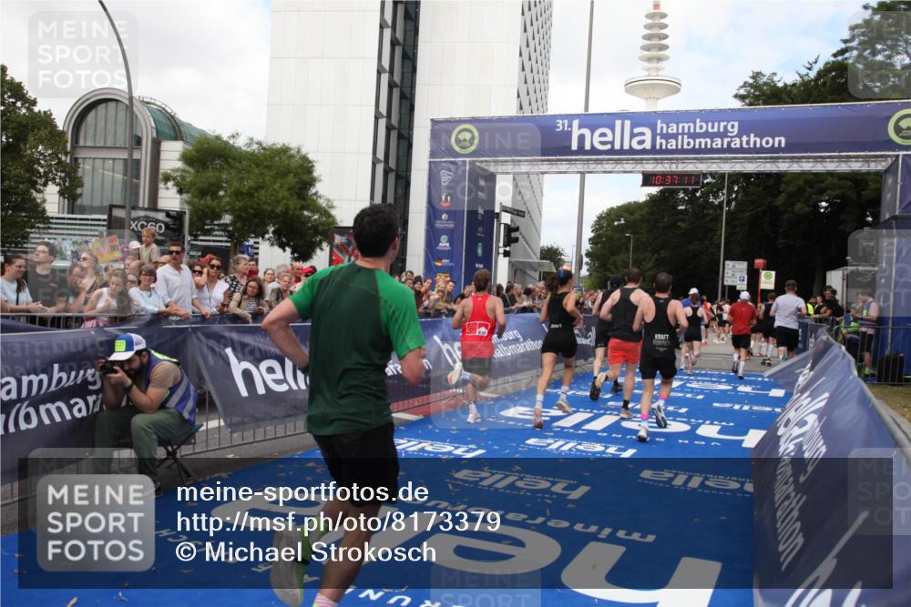 29.06.2025 - hella hamburg halbmarathon Michael Strokosch http://msf.ph/oto/8173379 29.06.2025 10:37:10 Ziel 1385, 1411, 5923, 6123, 6458, 7482, 8362, 9178, 10738, 11120, 15261, 15410, 16992, 17024, 17125, 17658 meine-sportfotos.de