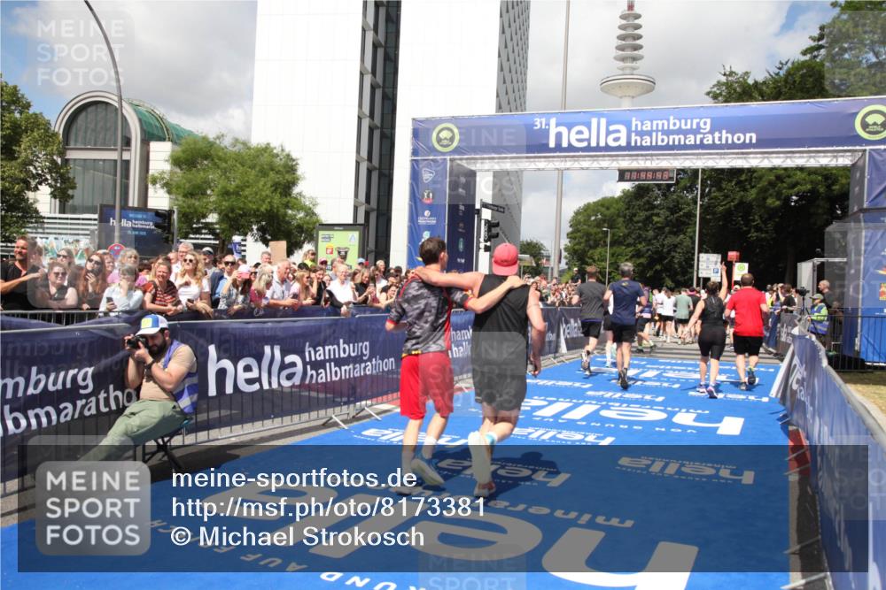 29.06.2025 - hella hamburg halbmarathon Michael Strokosch http://msf.ph/oto/8173381 29.06.2025 11:44:40 Ziel 5229, 5370, 5876, 6250, 7350, 11087, 13577, 13600, 13602 meine-sportfotos.de