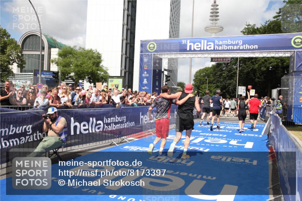 29.06.2025 - hella hamburg halbmarathon Michael Strokosch http://msf.ph/oto/8173397 29.06.2025 11:44:41 Ziel 5229, 5370, 5876, 6250, 7350, 11087, 13495, 13600, 13602 meine-sportfotos.de