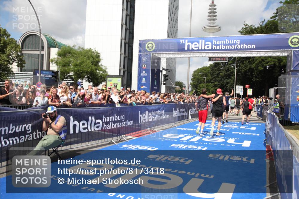 29.06.2025 - hella hamburg halbmarathon Michael Strokosch http://msf.ph/oto/8173418 29.06.2025 11:44:42 Ziel 5229, 5370, 5876, 6250, 7350, 9946, 11087, 13495, 13600, 13602, 15669 meine-sportfotos.de