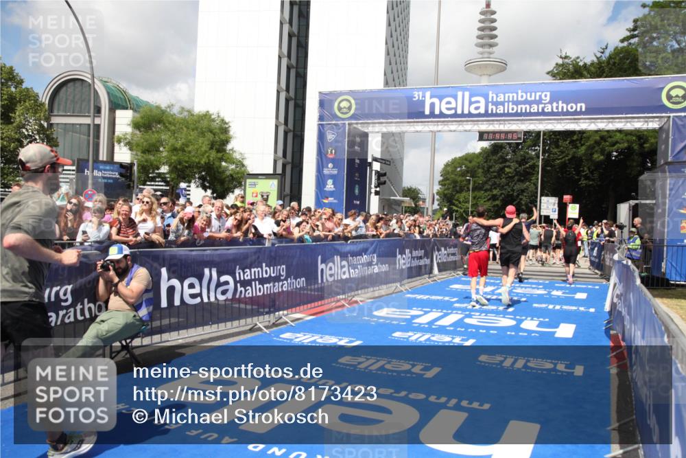 29.06.2025 - hella hamburg halbmarathon Michael Strokosch http://msf.ph/oto/8173423 29.06.2025 11:44:43 Ziel 5229, 5370, 5564, 5876, 6250, 7350, 9946, 11087, 13495, 13600, 13602, 15669 meine-sportfotos.de