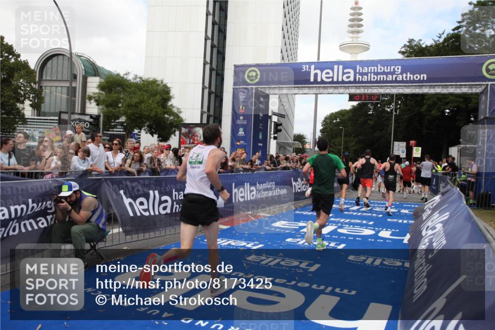 29.06.2025 - hella hamburg halbmarathon Michael Strokosch http://msf.ph/oto/8173425 29.06.2025 10:37:11 Ziel 5923, 6123, 6458, 7482, 8362, 9178, 10738, 11120, 11423, 13972, 15261, 15410, 16992, 17024, 17125, 17658 meine-sportfotos.de