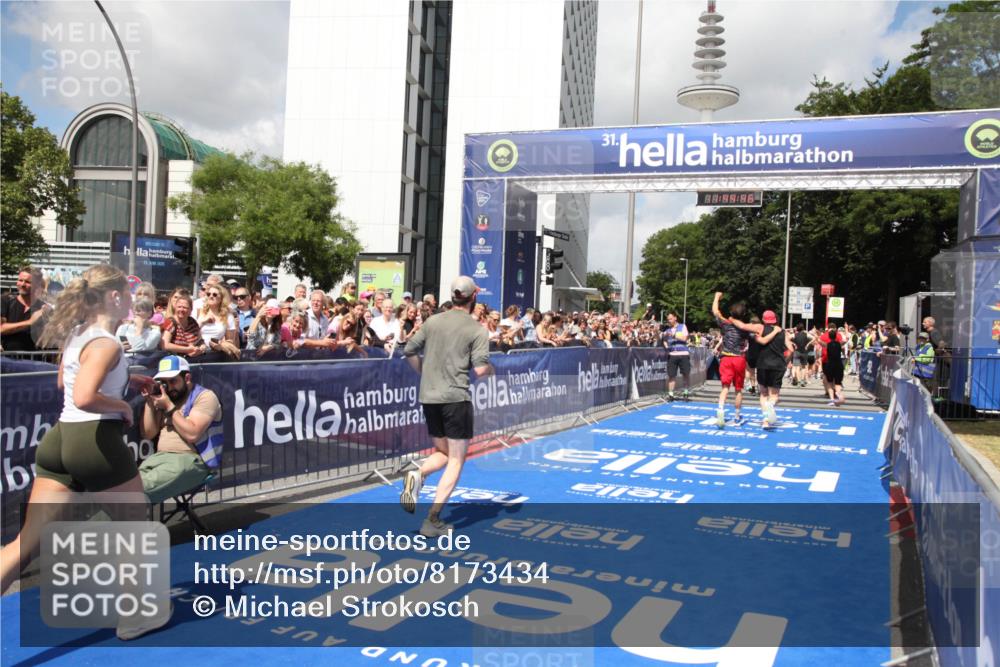 29.06.2025 - hella hamburg halbmarathon Michael Strokosch http://msf.ph/oto/8173434 29.06.2025 11:44:44 Ziel 5229, 5370, 5564, 5876, 7350, 9946, 11087, 13495, 13600, 13602, 15669 meine-sportfotos.de