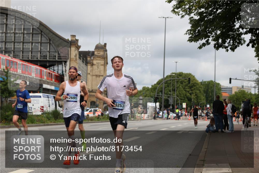 29.06.2025 - hella hamburg halbmarathon Yannick Fuchs http://msf.ph/oto/8173454 29.06.2025 10:25:31 20KM 3379, 3845, 7055, 7481, 8318, 8323, 9381, 12049, 12691, 15253, 17322, 18235 meine-sportfotos.de