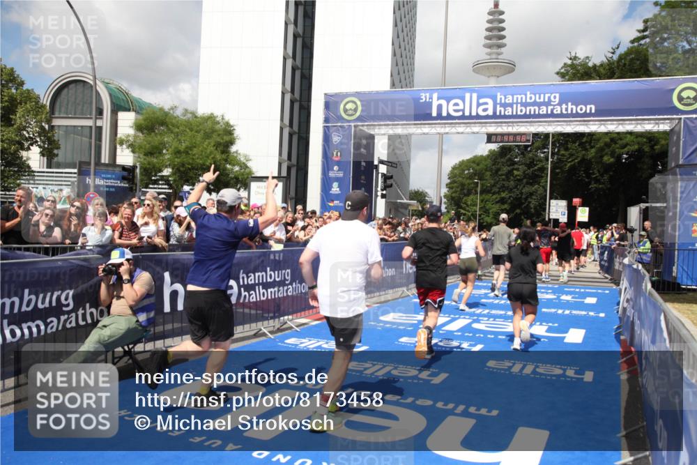 29.06.2025 - hella hamburg halbmarathon Michael Strokosch http://msf.ph/oto/8173458 29.06.2025 11:44:46 Ziel 4752, 4756, 5370, 5564, 9946, 11664, 13060, 13495, 13600, 13602, 15669, 18950 meine-sportfotos.de