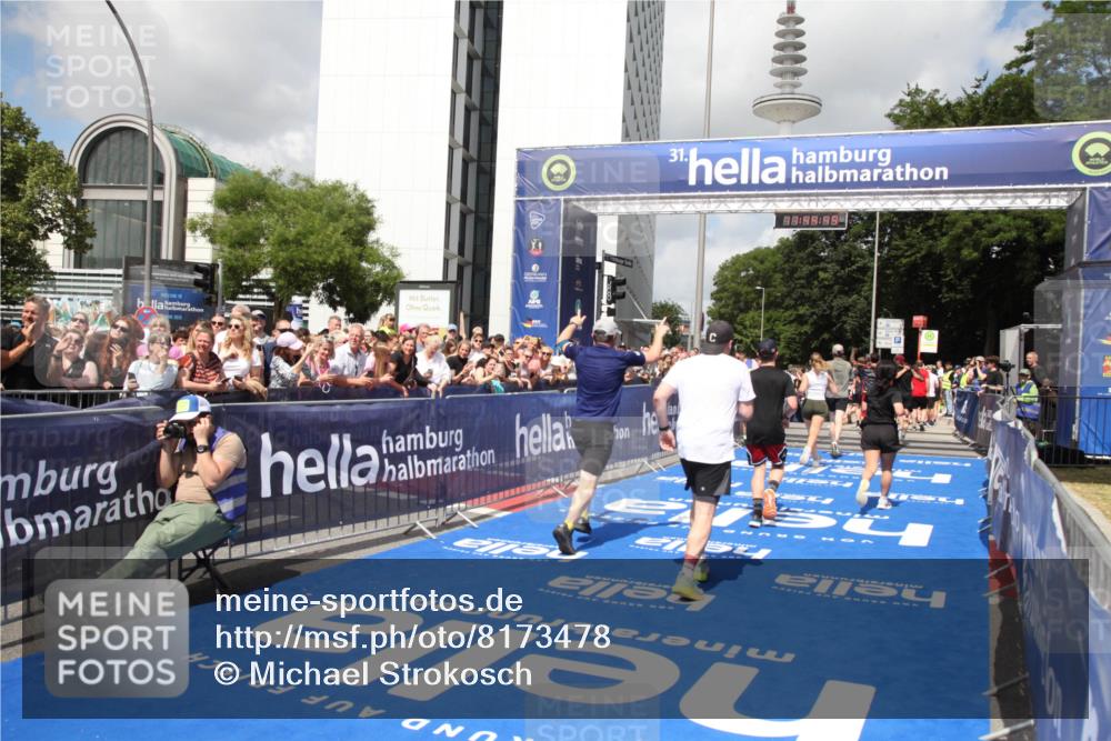 29.06.2025 - hella hamburg halbmarathon Michael Strokosch http://msf.ph/oto/8173478 29.06.2025 11:44:47 Ziel 4752, 4756, 5370, 5564, 9946, 10269, 11664, 13060, 13495, 13600, 13602, 15669, 18160, 18950 meine-sportfotos.de