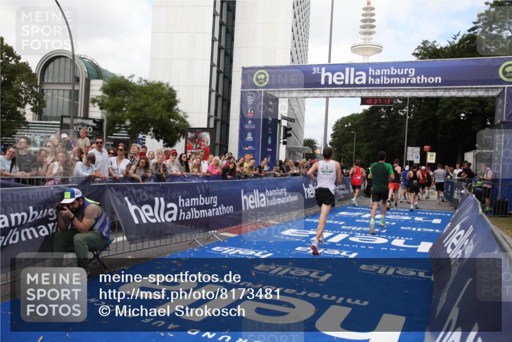 29.06.2025 - hella hamburg halbmarathon Michael Strokosch http://msf.ph/oto/8173481 29.06.2025 10:37:12 Ziel 5923, 6123, 6458, 7482, 8362, 9178, 10190, 10738, 11120, 11423, 13972, 15178, 15410, 16992, 17658 meine-sportfotos.de