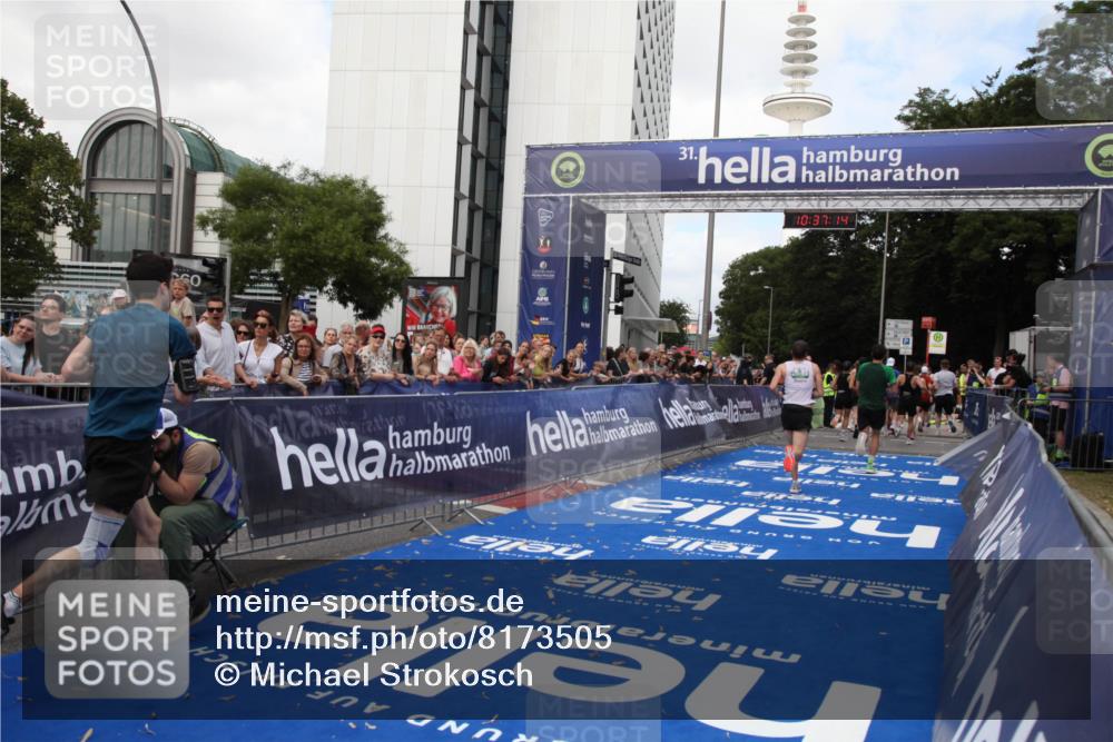 29.06.2025 - hella hamburg halbmarathon Michael Strokosch http://msf.ph/oto/8173505 29.06.2025 10:37:13 Ziel 5923, 6458, 7482, 8362, 9178, 10190, 10738, 11120, 11423, 13972, 15178, 15410, 16992, 17137, 17658 meine-sportfotos.de