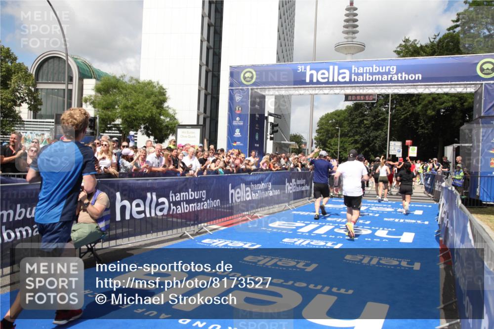 29.06.2025 - hella hamburg halbmarathon Michael Strokosch http://msf.ph/oto/8173527 29.06.2025 11:44:48 Ziel 4752, 4756, 5370, 5564, 9946, 10269, 11664, 13060, 13495, 15669, 16577, 18160, 18950 meine-sportfotos.de