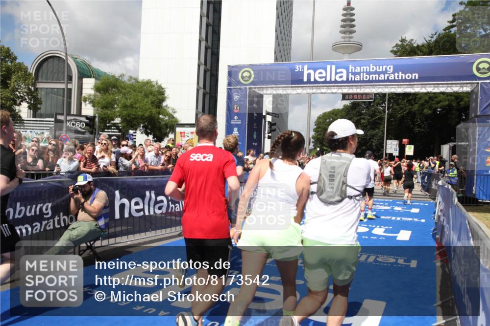 29.06.2025 - hella hamburg halbmarathon Michael Strokosch http://msf.ph/oto/8173542 29.06.2025 11:44:49 Ziel 4752, 4756, 5370, 5564, 7205, 7206, 9946, 10269, 11664, 13060, 13495, 15106, 15669, 16577, 18160, 18950 meine-sportfotos.de
