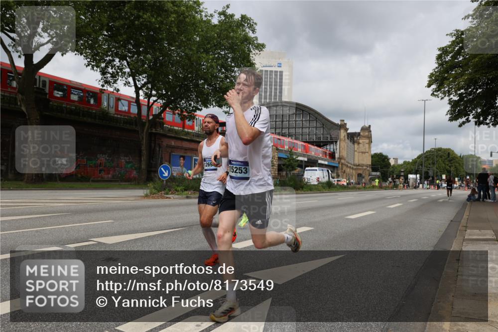 29.06.2025 - hella hamburg halbmarathon Yannick Fuchs http://msf.ph/oto/8173549 29.06.2025 10:25:33 20KM 2460, 2851, 3379, 3845, 7055, 7481, 8318, 9381, 12049, 12691, 15253, 17322, 18235, 18871 meine-sportfotos.de