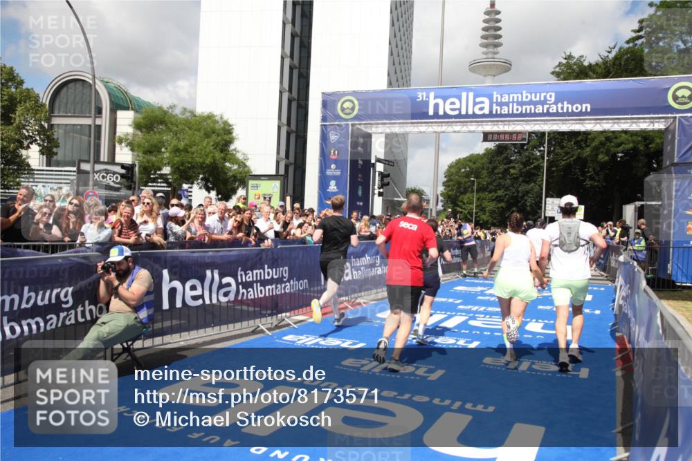 29.06.2025 - hella hamburg halbmarathon Michael Strokosch http://msf.ph/oto/8173571 29.06.2025 11:44:50 Ziel 4752, 4756, 5564, 7205, 7206, 9946, 10269, 11664, 13060, 13495, 15106, 15669, 16577, 18160, 18950 meine-sportfotos.de