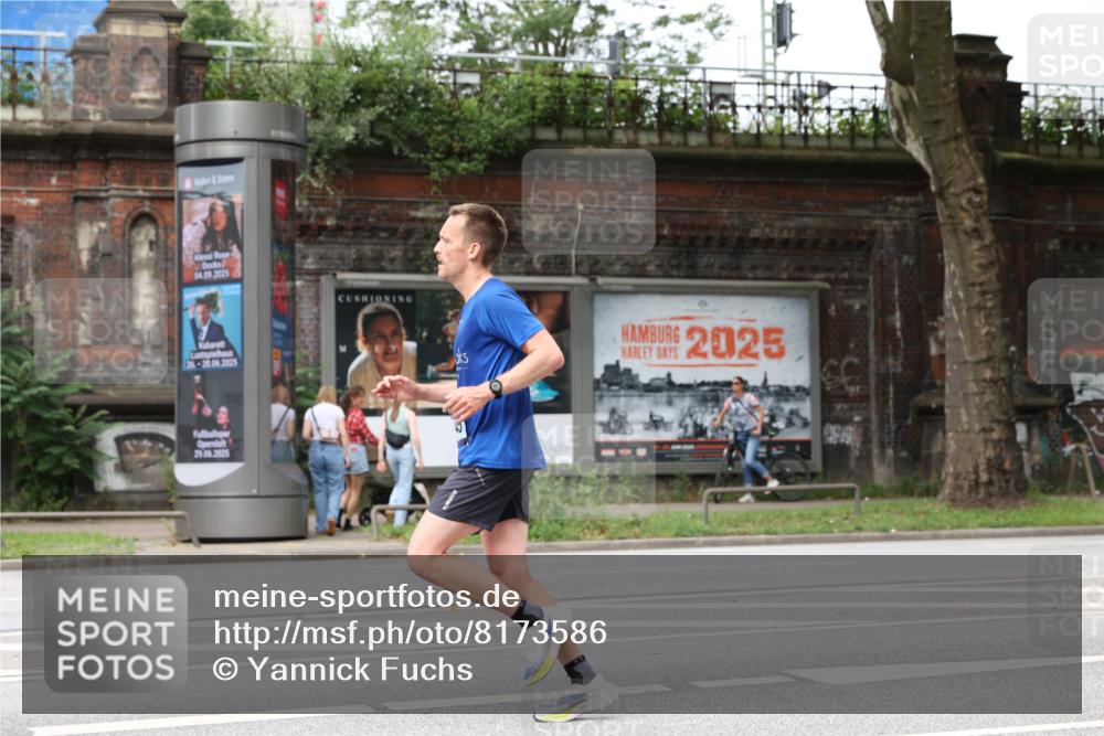29.06.2025 - hella hamburg halbmarathon Yannick Fuchs http://msf.ph/oto/8173586 29.06.2025 10:25:35 20KM 2460, 2851, 3379, 3845, 7055, 7481, 8318, 9381, 11413, 12049, 12691, 15253, 17322, 18235, 18871 meine-sportfotos.de