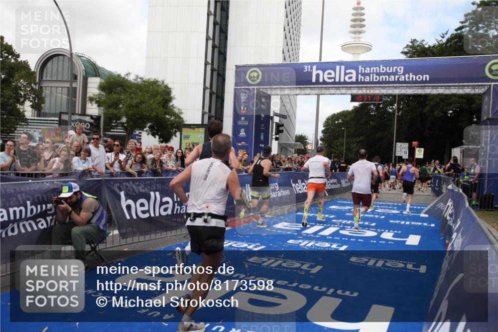 29.06.2025 - hella hamburg halbmarathon Michael Strokosch http://msf.ph/oto/8173598 29.06.2025 10:37:18 Ziel 4860, 5003, 5923, 8362, 10190, 11423, 12900, 13972, 15178, 17137, 17726 meine-sportfotos.de