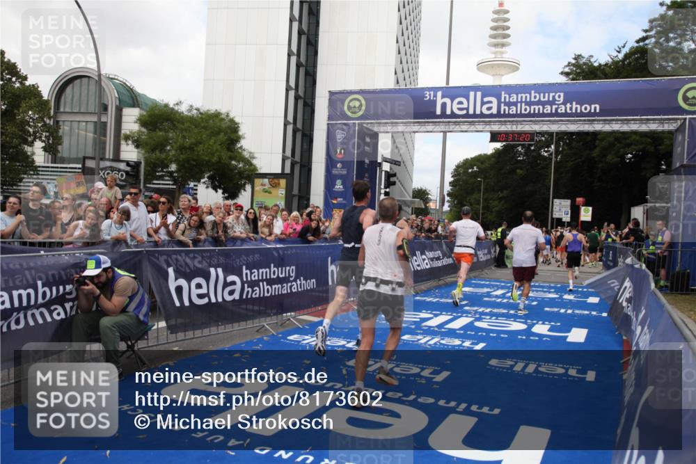 29.06.2025 - hella hamburg halbmarathon Michael Strokosch http://msf.ph/oto/8173602 29.06.2025 10:37:18 Ziel 4860, 5003, 5923, 8362, 10190, 11423, 12900, 13972, 15178, 17137, 17726 meine-sportfotos.de