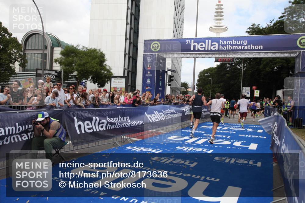 29.06.2025 - hella hamburg halbmarathon Michael Strokosch http://msf.ph/oto/8173636 29.06.2025 10:37:19 Ziel 4860, 5003, 8362, 10190, 11423, 12900, 13972, 15178, 17137, 17726 meine-sportfotos.de