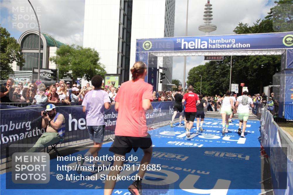 29.06.2025 - hella hamburg halbmarathon Michael Strokosch http://msf.ph/oto/8173685 29.06.2025 11:44:51 Ziel 4752, 4756, 5564, 7205, 7206, 9946, 10269, 11664, 13060, 15106, 15669, 15852, 16577, 18160, 18950 meine-sportfotos.de