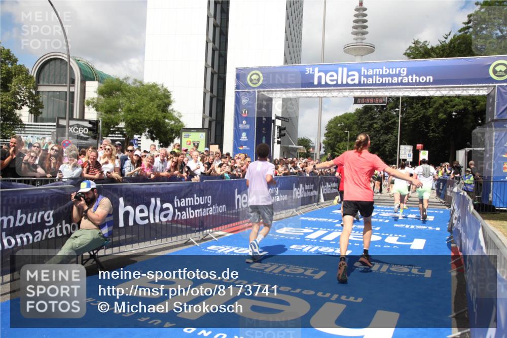 29.06.2025 - hella hamburg halbmarathon Michael Strokosch http://msf.ph/oto/8173741 29.06.2025 11:44:52 Ziel 4752, 4756, 5564, 7205, 7206, 10269, 11664, 13060, 15106, 15852, 16577, 18160, 18950 meine-sportfotos.de