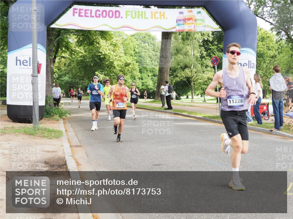 29.06.2025 - hella hamburg halbmarathon MichiJ http://msf.ph/oto/8173753 29.06.2025 10:15:42 Zwischen KM18-KM19 4338, 8376, 9767, 11228, 17003 meine-sportfotos.de