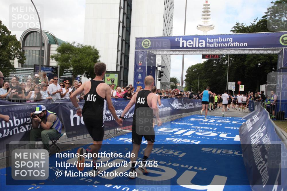 29.06.2025 - hella hamburg halbmarathon Michael Strokosch http://msf.ph/oto/8173766 29.06.2025 10:37:24 Ziel 5003, 12739, 12900, 13854, 14387, 14459, 15888, 17306, 18824 meine-sportfotos.de