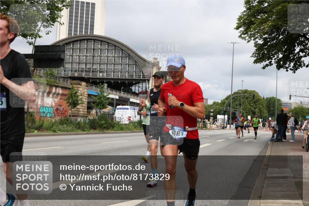 29.06.2025 - hella hamburg halbmarathon Yannick Fuchs http://msf.ph/oto/8173829 29.06.2025 10:25:48 20KM 2460, 2851, 3379, 3845, 5826, 7055, 7481, 7880, 8318, 9381, 11413, 13754, 16508, 17322, 18177, 18235, 18871 meine-sportfotos.de